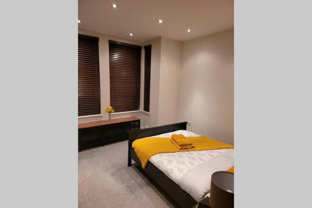 Contemporary 3 Bed Apartment In Hendon Central. Экстерьер фото