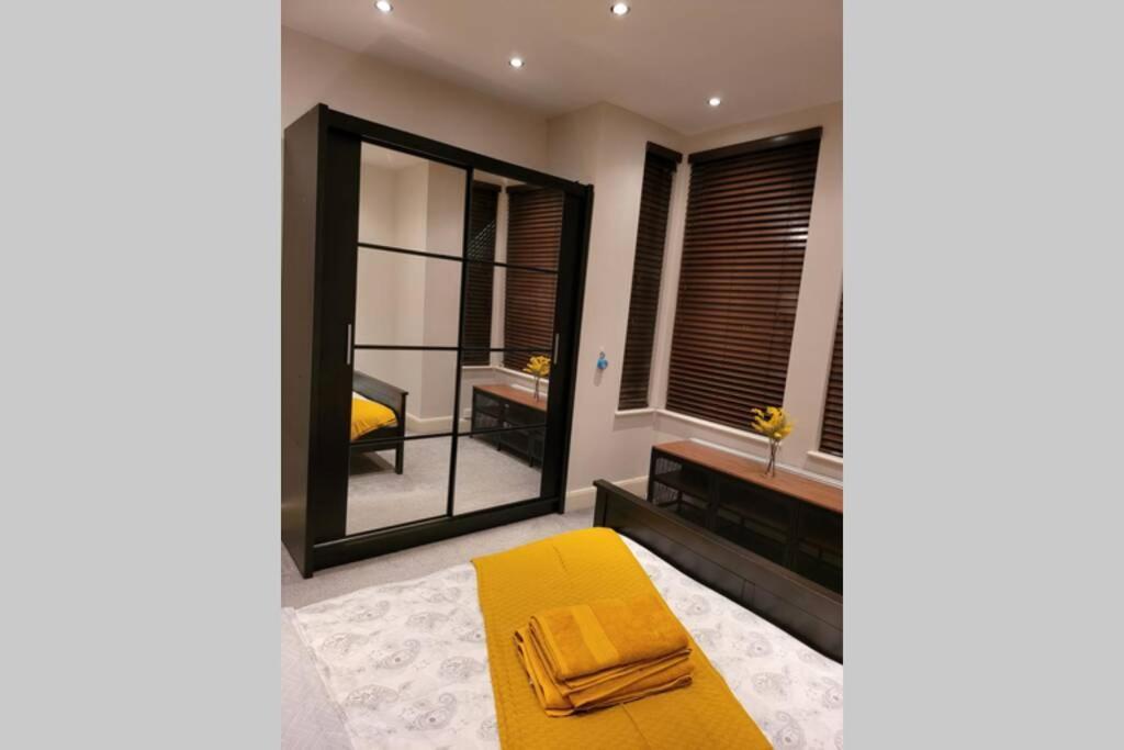 Contemporary 3 Bed Apartment In Hendon Central. Экстерьер фото